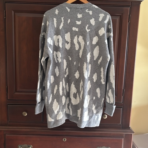 Large gray print open front cardigan NWT very soft - Picture 6 of 6